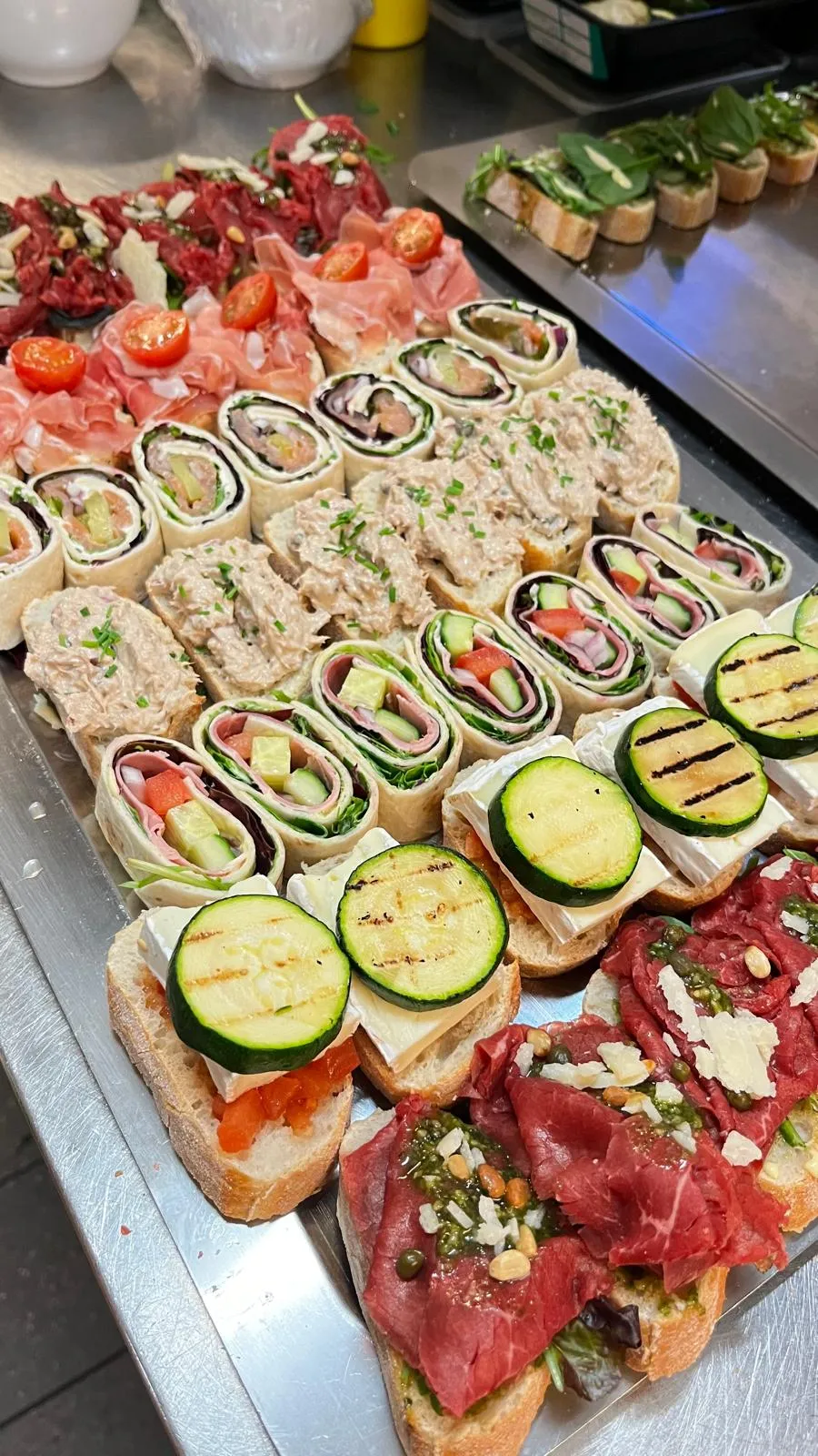 Vers bereide hapjes, belegde broodjes en wraps uit onze keuken